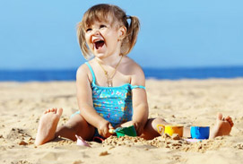 nina-jugando-en-la-playa2.jpg