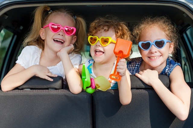 Viaje con niños en carro por carretera